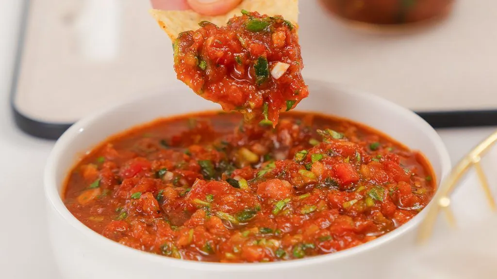 Homemade tomato salsa con mambo: the perfect addition to any dish