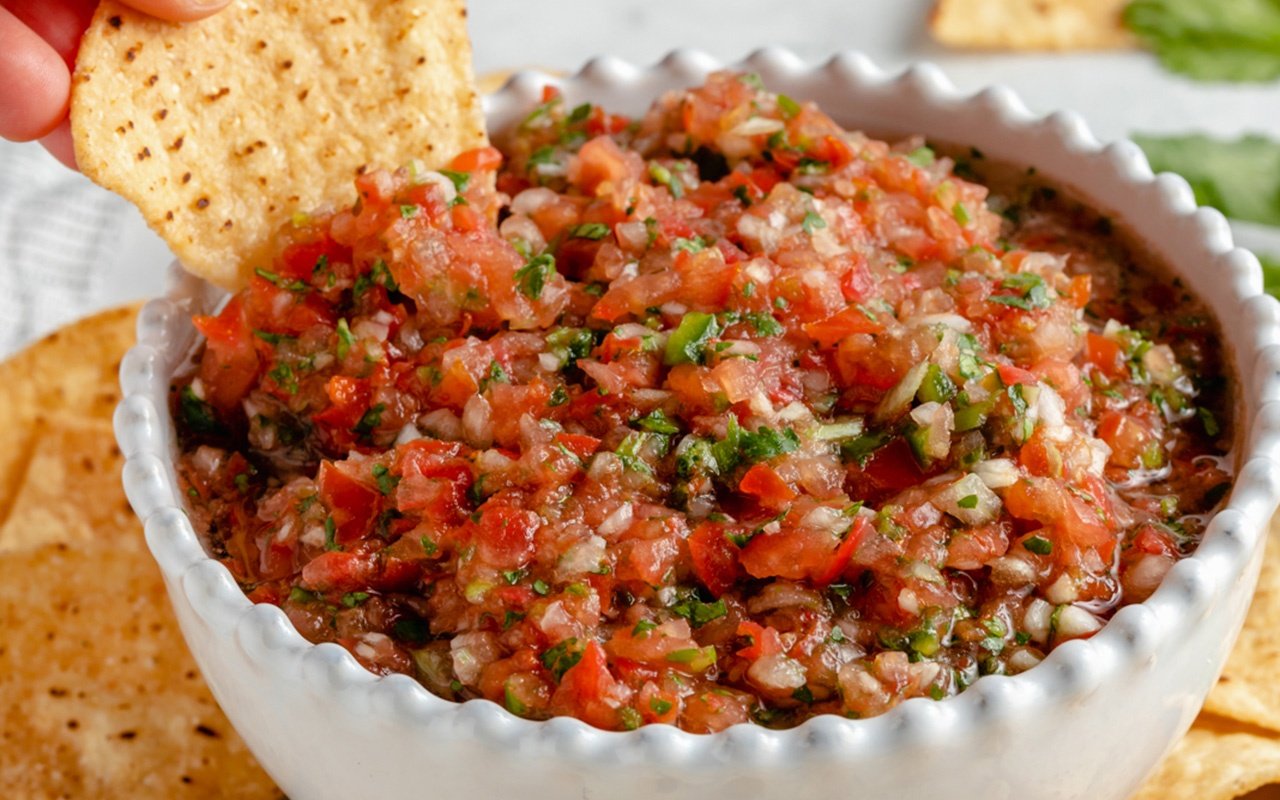 Bring the fiesta home with this easy homemade tomato salsa con mambo