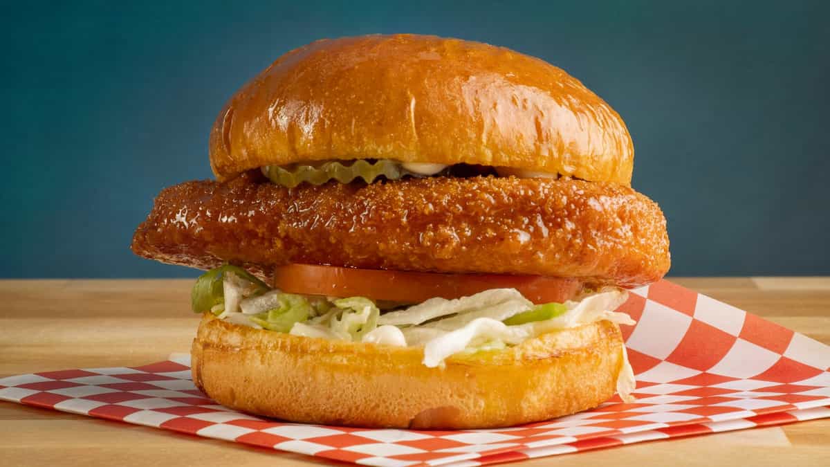 Hamburguesa de Pollo con MAMBO: A Savory Twist on the Classic Chicken Sandwich