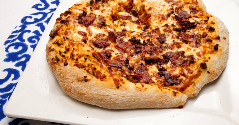 Deliciosa receta de pizza extrafina de bacon: ¡Una explosión de sabor en cada bocado!