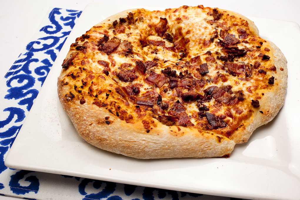 Deliciosa receta de pizza extrafina de bacon: ¡Una explosión de sabor en cada bocado!