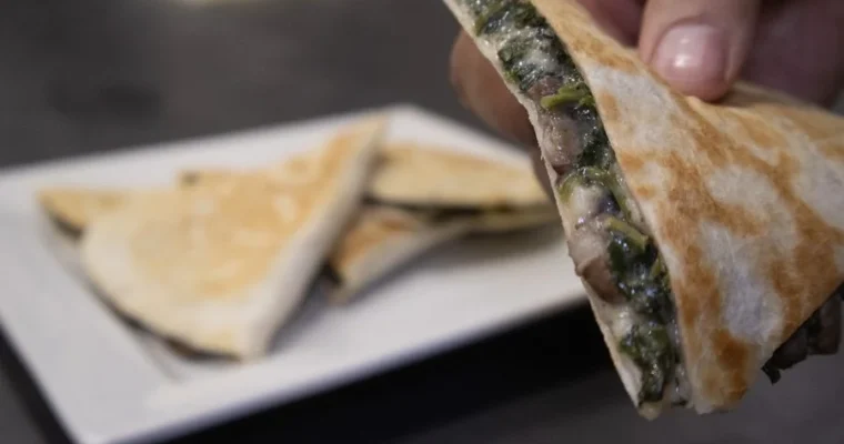 Discover the Perfect Blend of Flavors with Monsieur Cuisine’s Kale con Queso