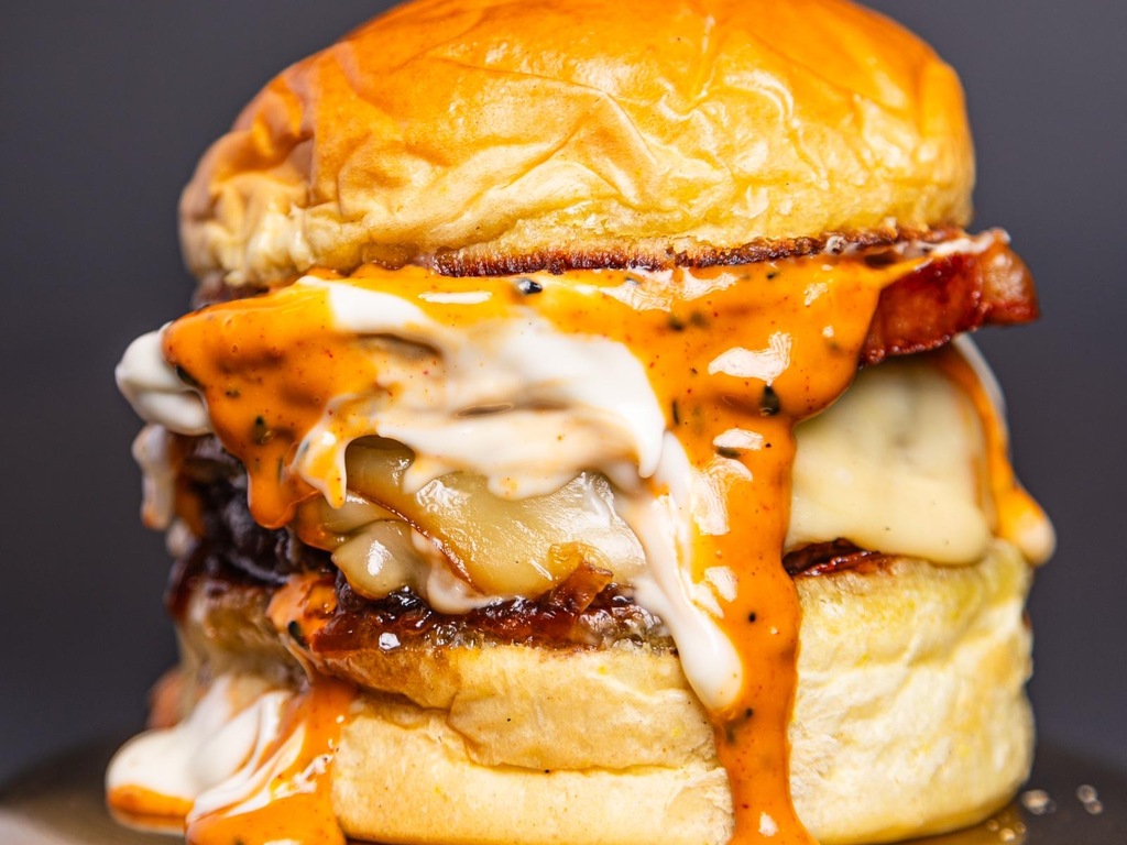 From Street Food to Foodie Favorite: Hamburguesa de Pollo con MAMBO’s Rise to Fame
