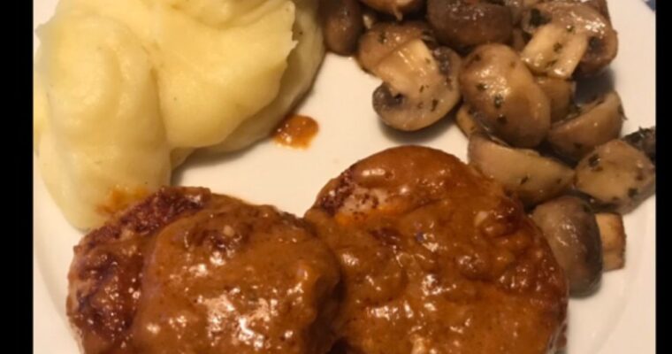 Indulge in a Delicious Meal with Solomillo de Pavo en Salsa de Almendras con MAMBO