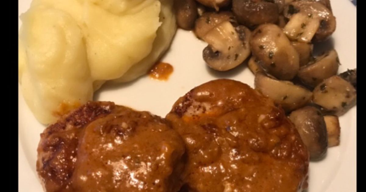 Indulge in a Delicious Meal with Solomillo de Pavo en Salsa de Almendras con MAMBO