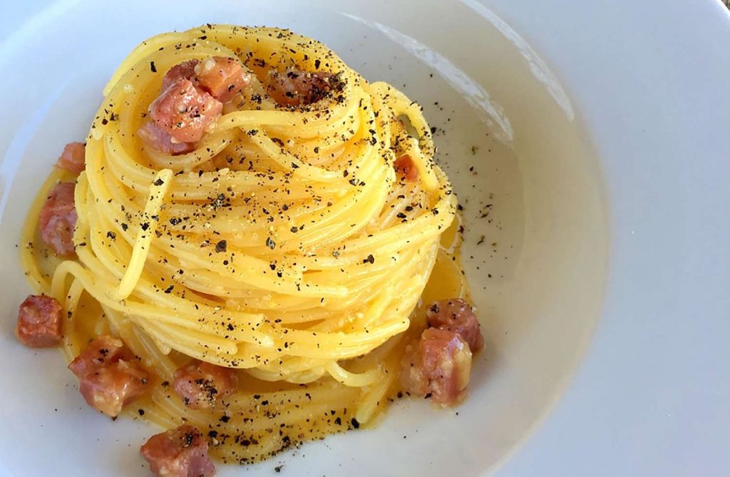 Indulge in the Ultimate Comfort Food: Espaguetis Carbonara con Mambo