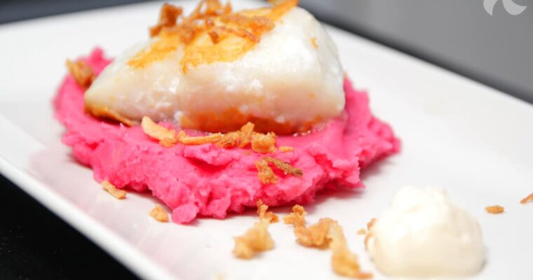 receta de Lomos de bacalao sobre puré de patatas rosa y crujiente de cebolla con thermomix