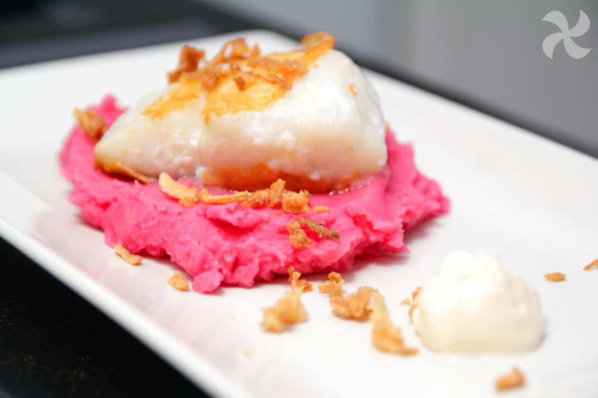 receta de Lomos de bacalao sobre puré de patatas rosa y crujiente de cebolla con thermomix