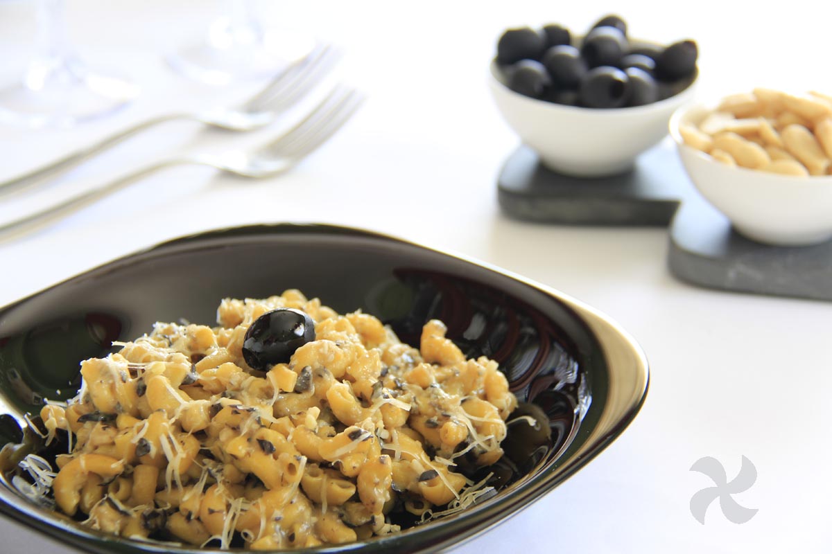 receta de Pasta exprés sin gluten con pesto de aceitunas y almendras con thermomix