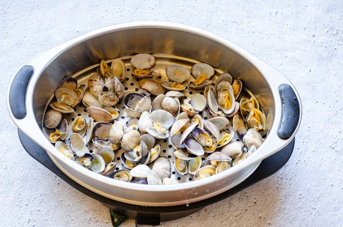 Impress Your Guests with Berberechos a la Plancha con Olla GM