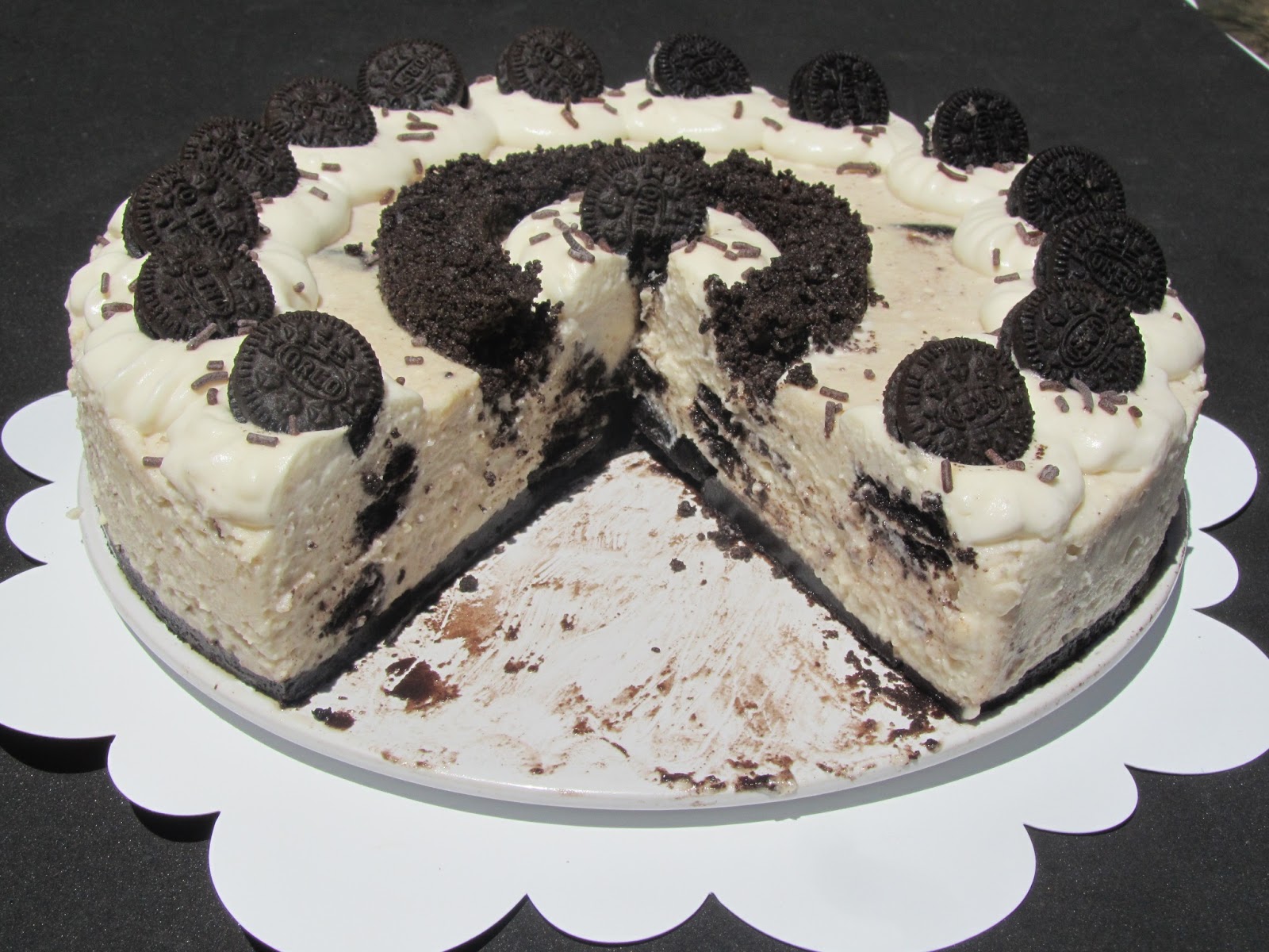 Indulge your sweet tooth with Tarta Chocolate Blanco y Galletas Maria con MAMBO