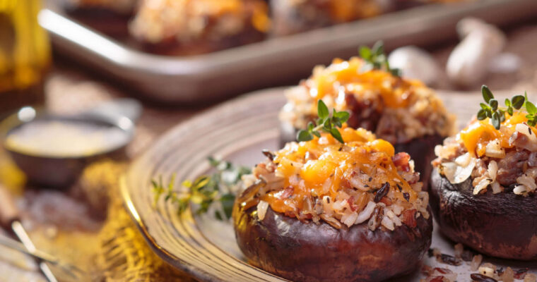 Deliciosos champiñones rellenos de carne de salchicha: receta fácil con olla GM